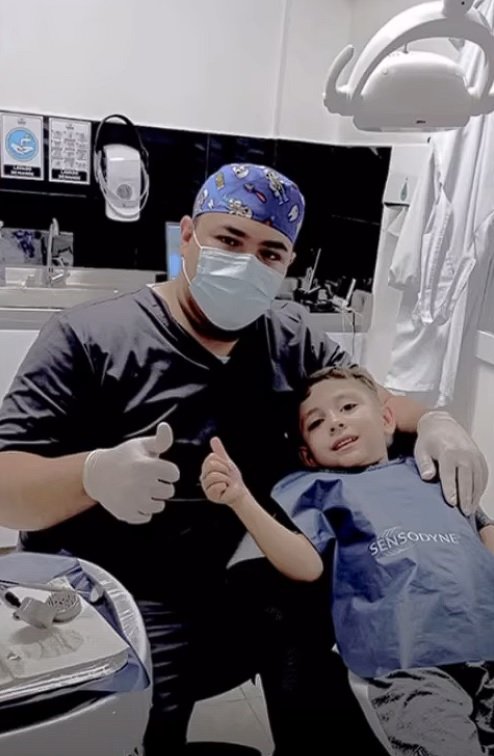 Dr. Mateo Villa Cano en su consultorio odontológico